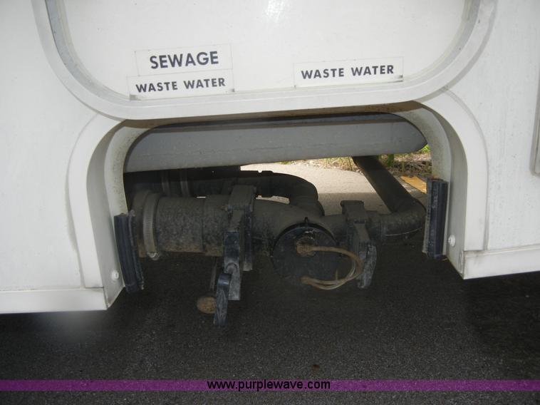 image for item D9751 1995 Winnebago Brave 30' motor home RV