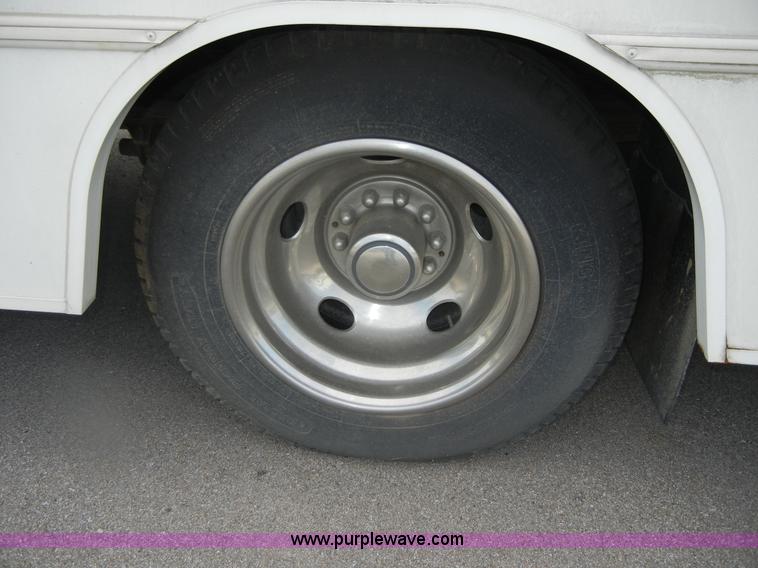 image for item D9751 1995 Winnebago Brave 30' motor home RV