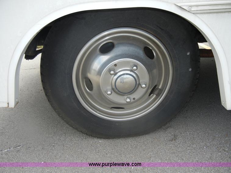 image for item D9751 1995 Winnebago Brave 30' motor home RV