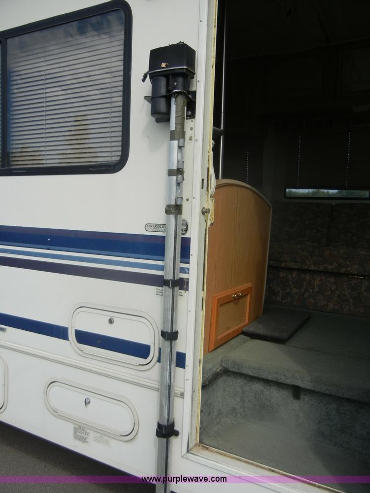 image for item D9751 1995 Winnebago Brave 30' motor home RV