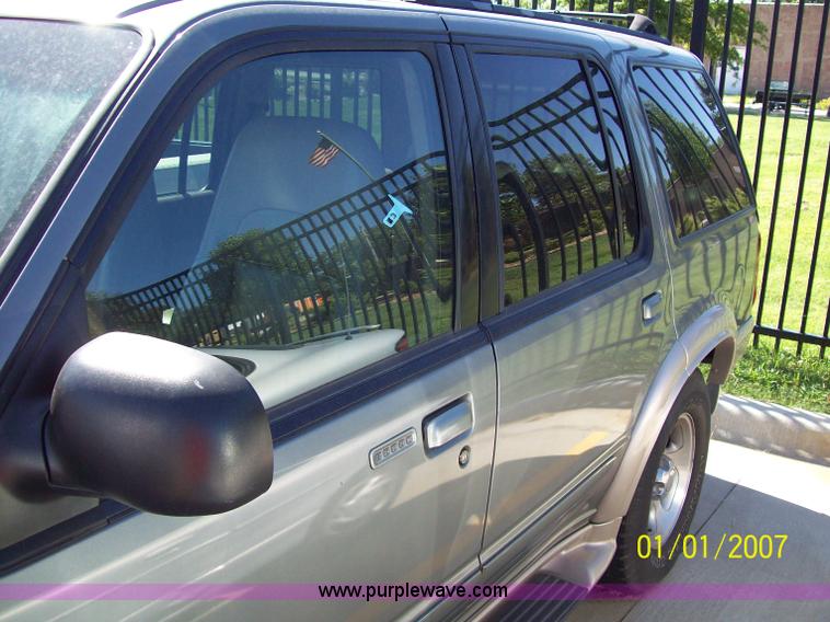 image for item A1247 2000 Ford Explorer Eddie Bauer SUV