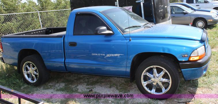 image for item A2722 2000 Dodge Dakota Sport pickup truck