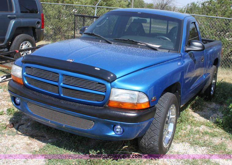image for item A2722 2000 Dodge Dakota Sport pickup truck