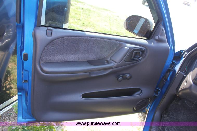 image for item A2722 2000 Dodge Dakota Sport pickup truck