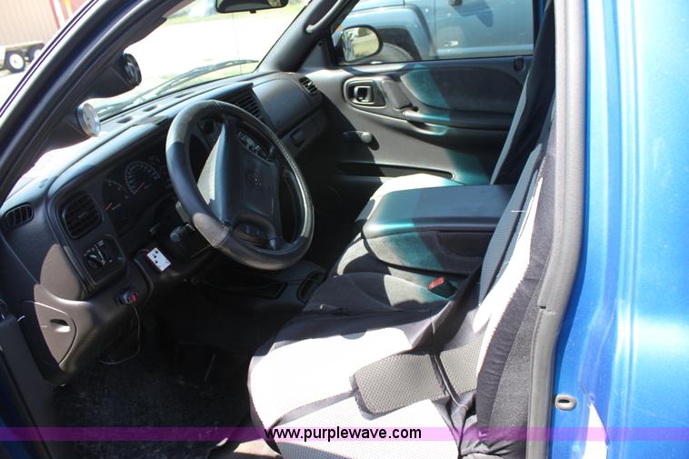 image for item A2722 2000 Dodge Dakota Sport pickup truck