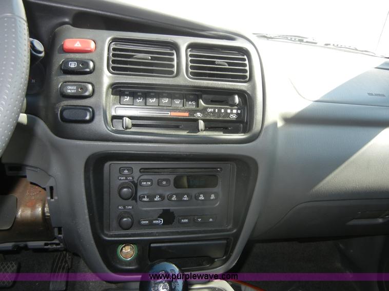 image for item D9509 2002 Suzuki Vitara JLS SUV