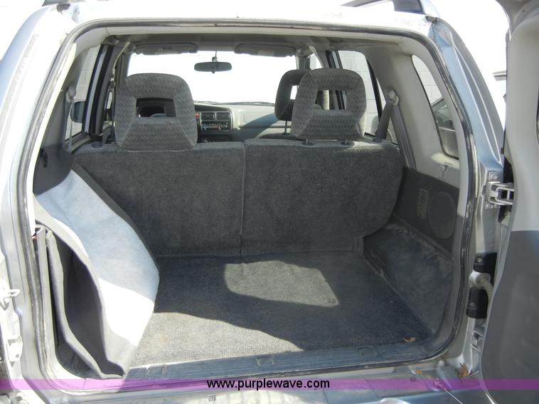 image for item D9509 2002 Suzuki Vitara JLS SUV