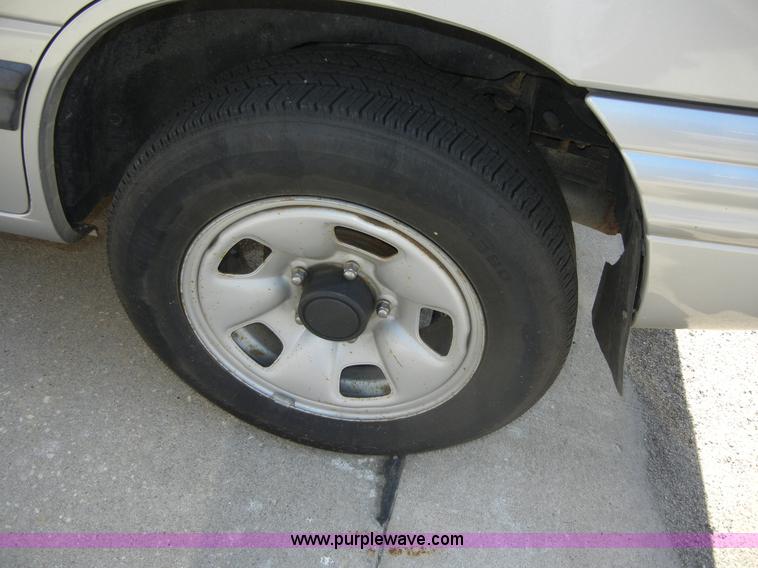 image for item D9509 2002 Suzuki Vitara JLS SUV