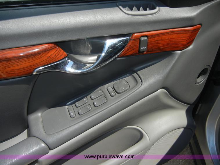 image for item D9512 2002 Cadillac DeVille