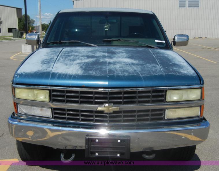 image for item D9641 1990 Chevrolet Silverado 1500 pickup truck