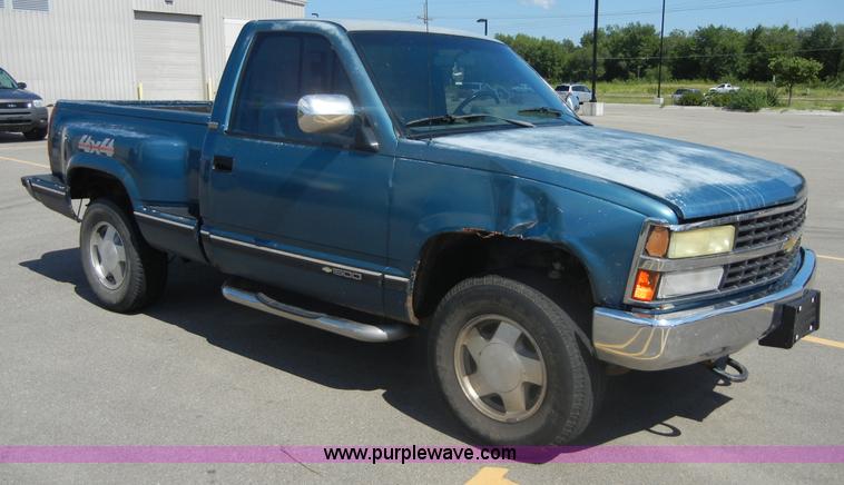 image for item D9641 1990 Chevrolet Silverado 1500 pickup truck