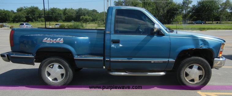 image for item D9641 1990 Chevrolet Silverado 1500 pickup truck