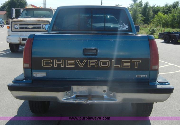 image for item D9641 1990 Chevrolet Silverado 1500 pickup truck