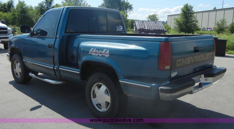 image for item D9641 1990 Chevrolet Silverado 1500 pickup truck