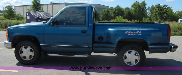 image for item D9641 1990 Chevrolet Silverado 1500 pickup truck