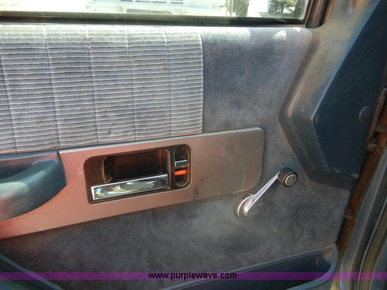 image for item D9641 1990 Chevrolet Silverado 1500 pickup truck