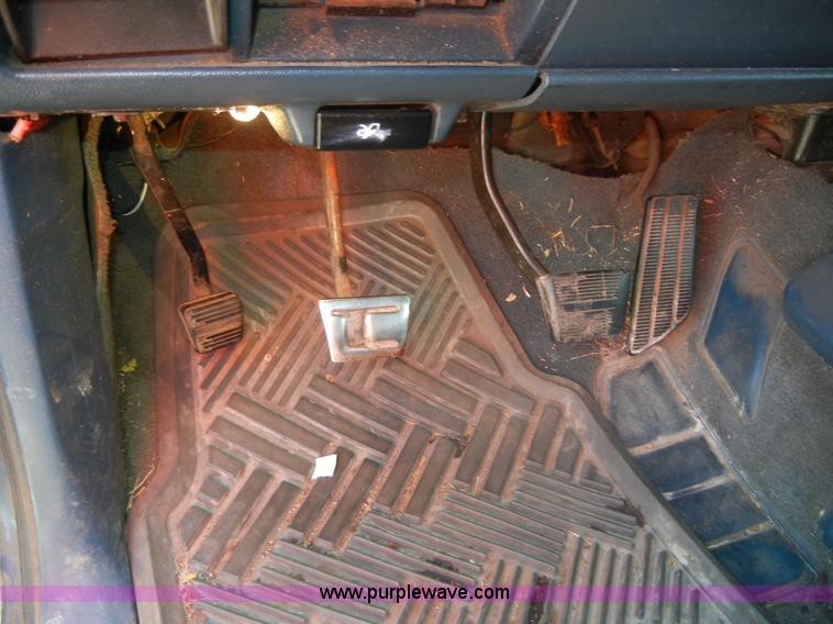 image for item D9641 1990 Chevrolet Silverado 1500 pickup truck