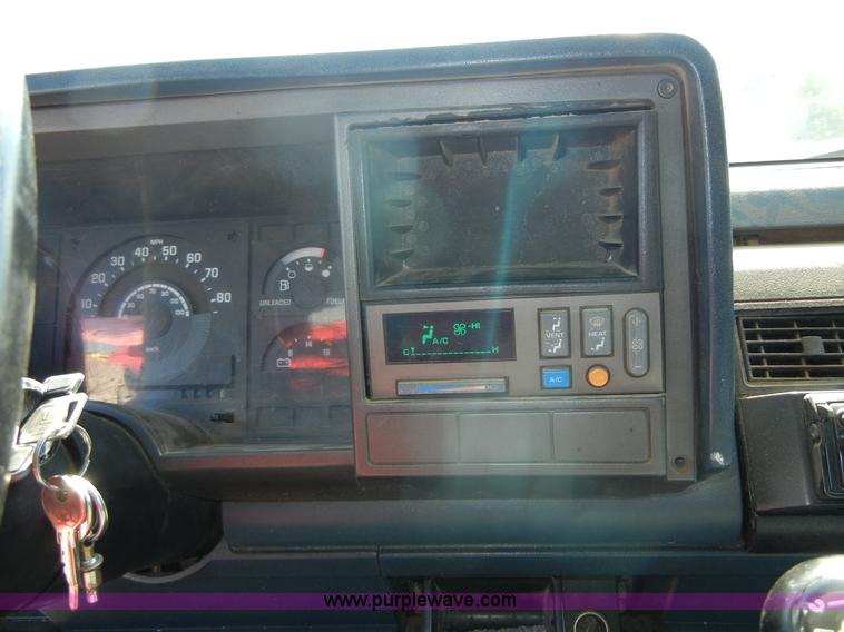 image for item D9641 1990 Chevrolet Silverado 1500 pickup truck