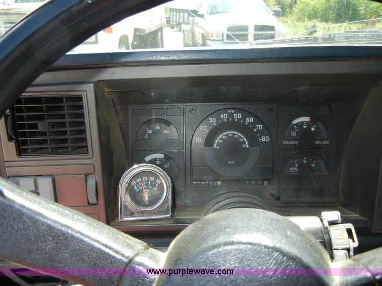 image for item D9641 1990 Chevrolet Silverado 1500 pickup truck