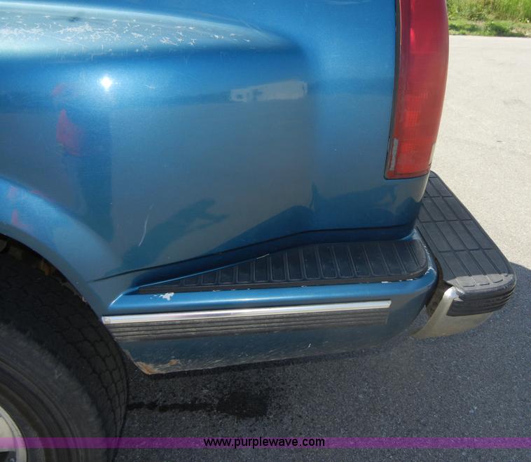 image for item D9641 1990 Chevrolet Silverado 1500 pickup truck