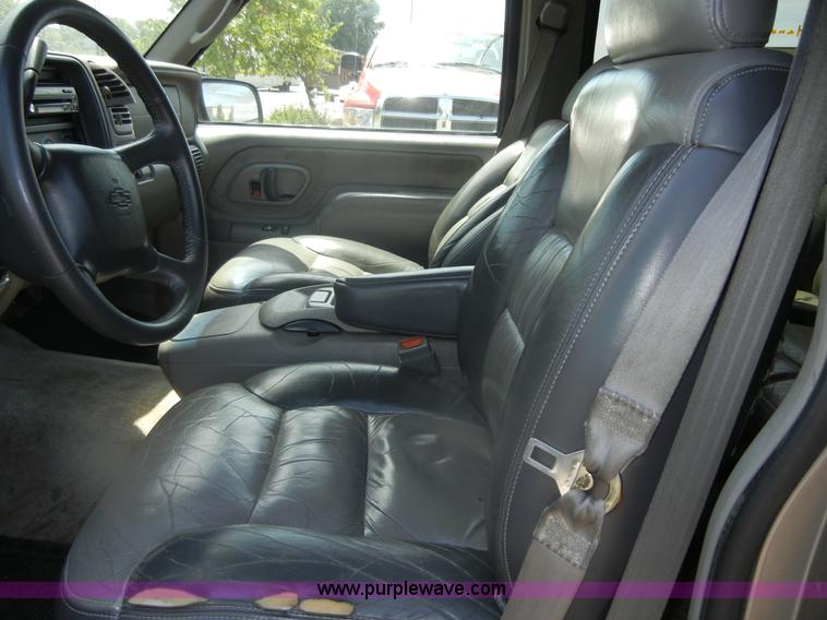 image for item D9711 2000 Chevrolet Tahoe Z71 SUV