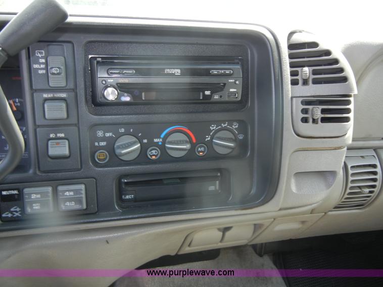 image for item D9711 2000 Chevrolet Tahoe Z71 SUV