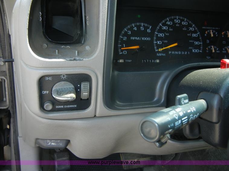 image for item D9711 2000 Chevrolet Tahoe Z71 SUV