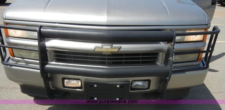 image for item D9711 2000 Chevrolet Tahoe Z71 SUV