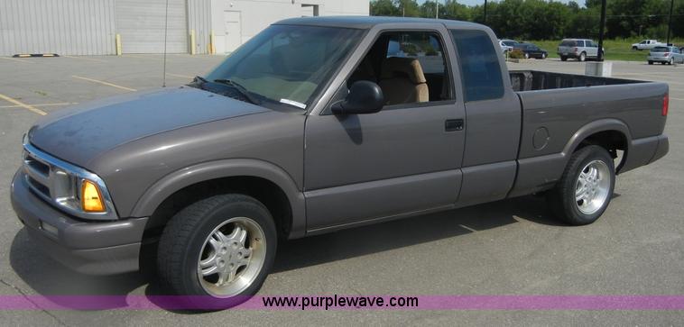 image for item D9713 1997 Chevrolet S10 LS extended cab pickup truck
