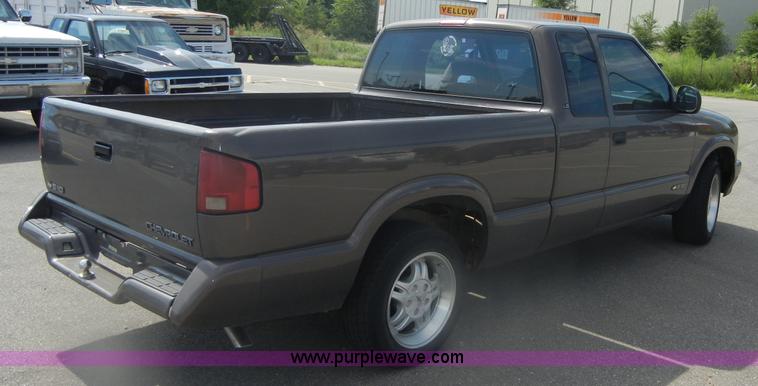 image for item D9713 1997 Chevrolet S10 LS extended cab pickup truck