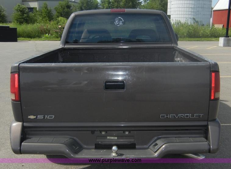 image for item D9713 1997 Chevrolet S10 LS extended cab pickup truck