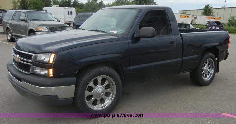 image for item D9720 2006 Chevrolet Silverado 1500 pickup truck
