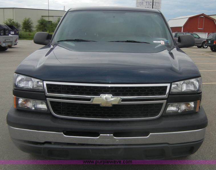 image for item D9720 2006 Chevrolet Silverado 1500 pickup truck
