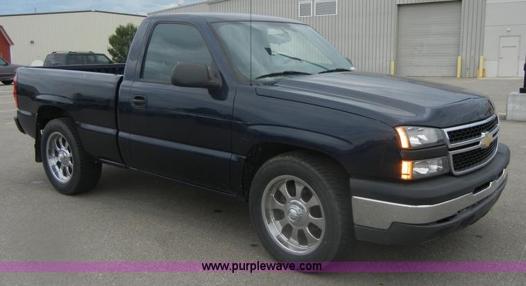 image for item D9720 2006 Chevrolet Silverado 1500 pickup truck
