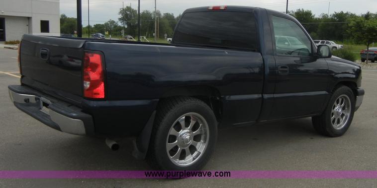 image for item D9720 2006 Chevrolet Silverado 1500 pickup truck