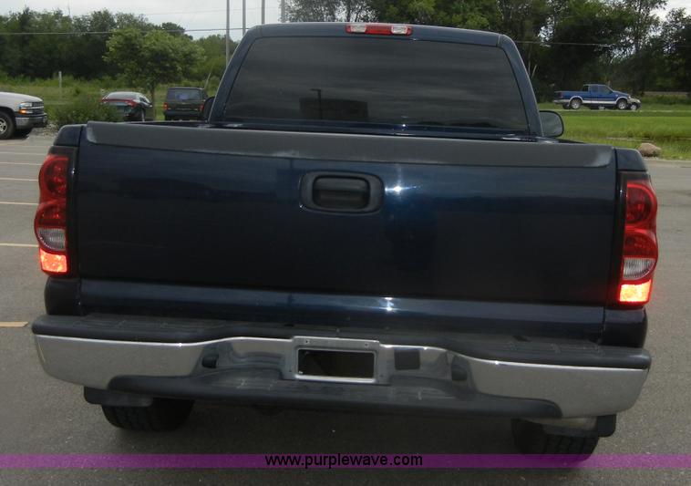image for item D9720 2006 Chevrolet Silverado 1500 pickup truck