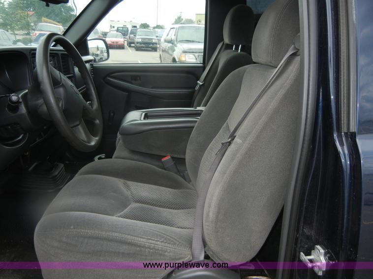 image for item D9720 2006 Chevrolet Silverado 1500 pickup truck