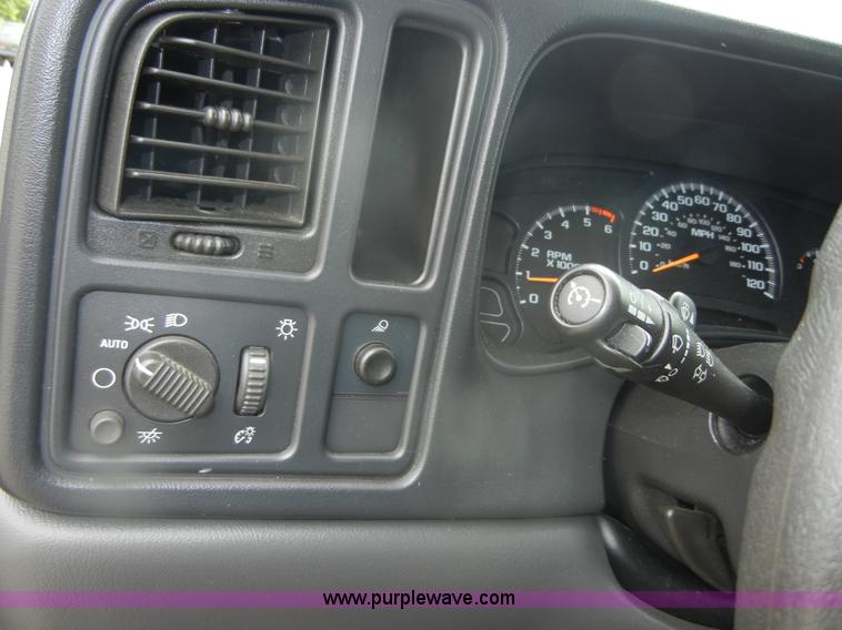 image for item D9720 2006 Chevrolet Silverado 1500 pickup truck