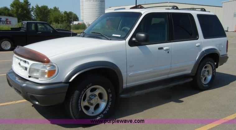image for item D9795 2000 Ford Explorer XLT SUV