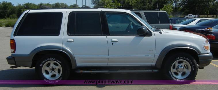 image for item D9795 2000 Ford Explorer XLT SUV