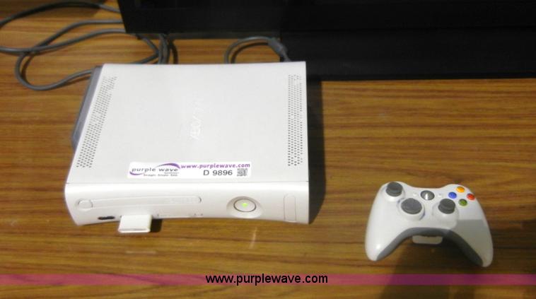 image for item D9896 Microsoft Xbox 360 game console with controller, 256MB memory unit and cables