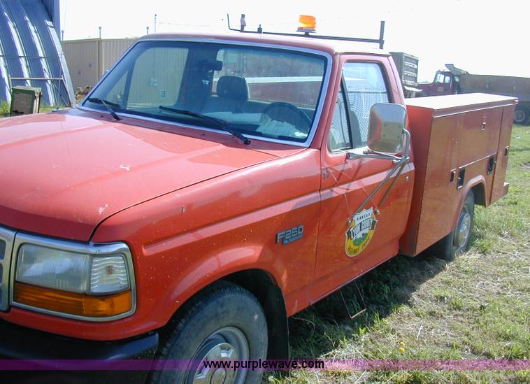 image for item A1191 1995 Ford F250 XL pickup truck