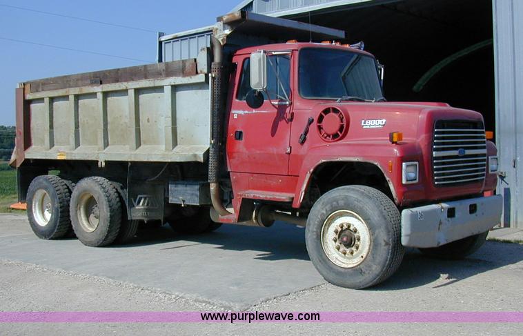 image for item A1221 1992 Ford LT8000 dump truck