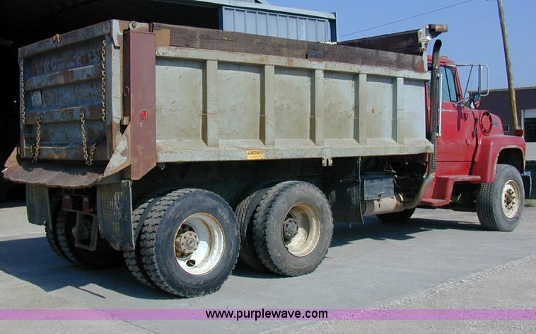 image for item A1221 1992 Ford LT8000 dump truck
