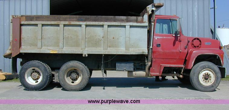 image for item A1221 1992 Ford LT8000 dump truck