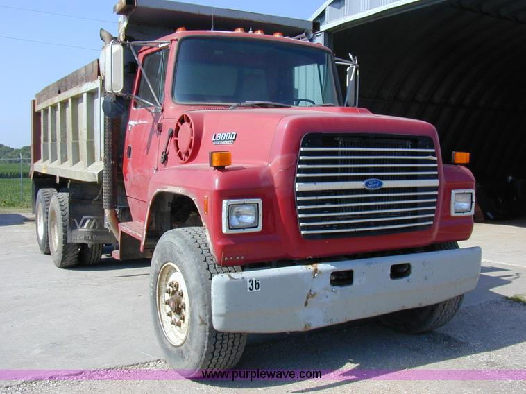 image for item A1221 1992 Ford LT8000 dump truck