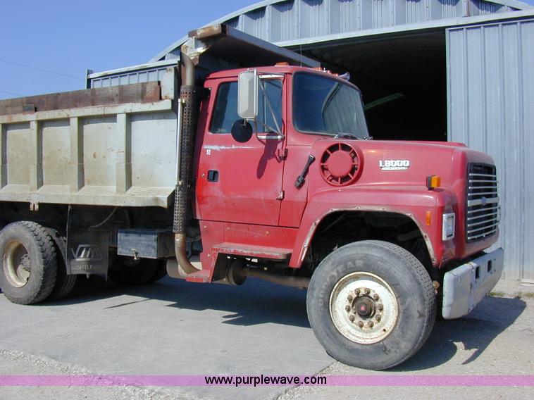 image for item A1221 1992 Ford LT8000 dump truck