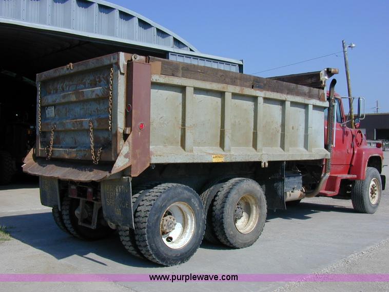 image for item A1221 1992 Ford LT8000 dump truck