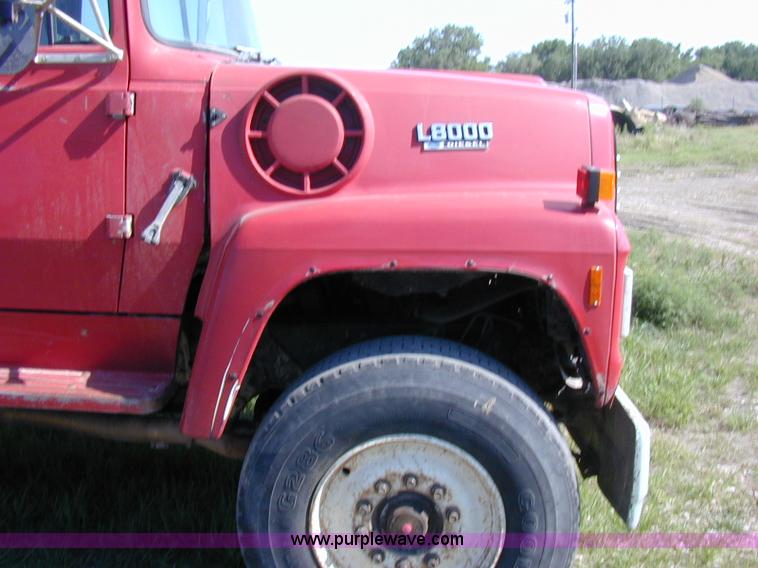 image for item A1221 1992 Ford LT8000 dump truck