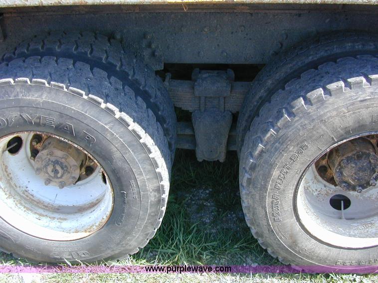 image for item A1221 1992 Ford LT8000 dump truck